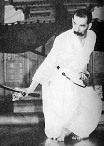 Nakayama realizando el kata Ukigumo